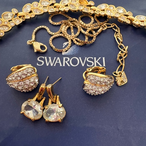 Swarovski Crystal Women's Bracelet, Chain and Earrings Set - Picture 4 of 7